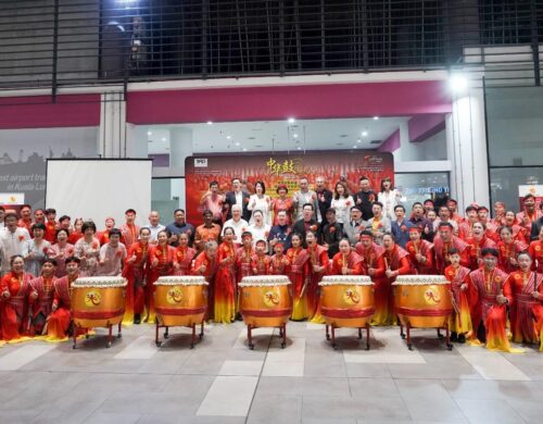 UTUSAN MALAYSIA: 4,000 PEMALU GENDANG MALAYSIA BAKAL LAKAR REKOD DUNIA