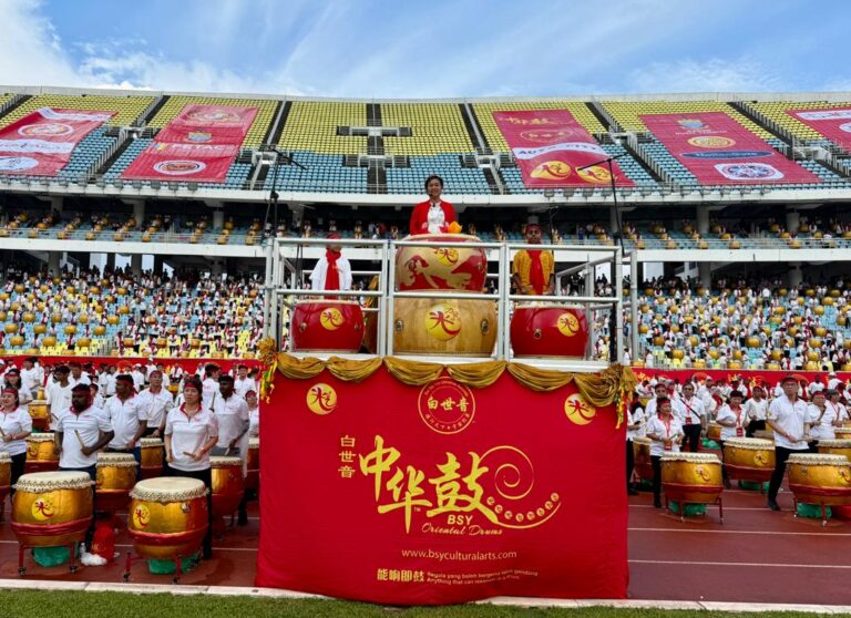 1-chinapress-在白世音台上中带领上国内外的万名鼓手一同敲响世界和谐鼓。